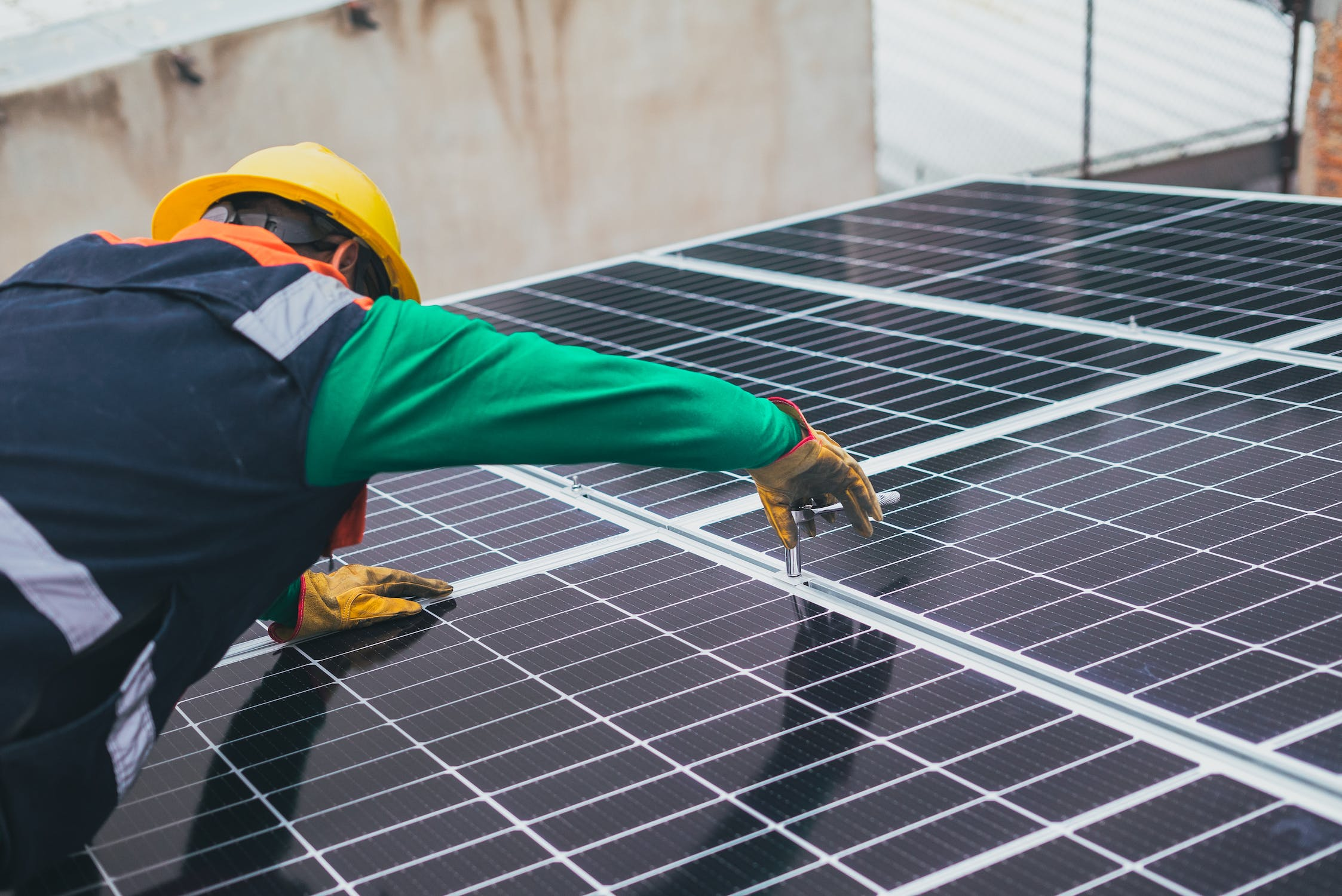 Technicien intervenant sur des panneaux photovoltaïques