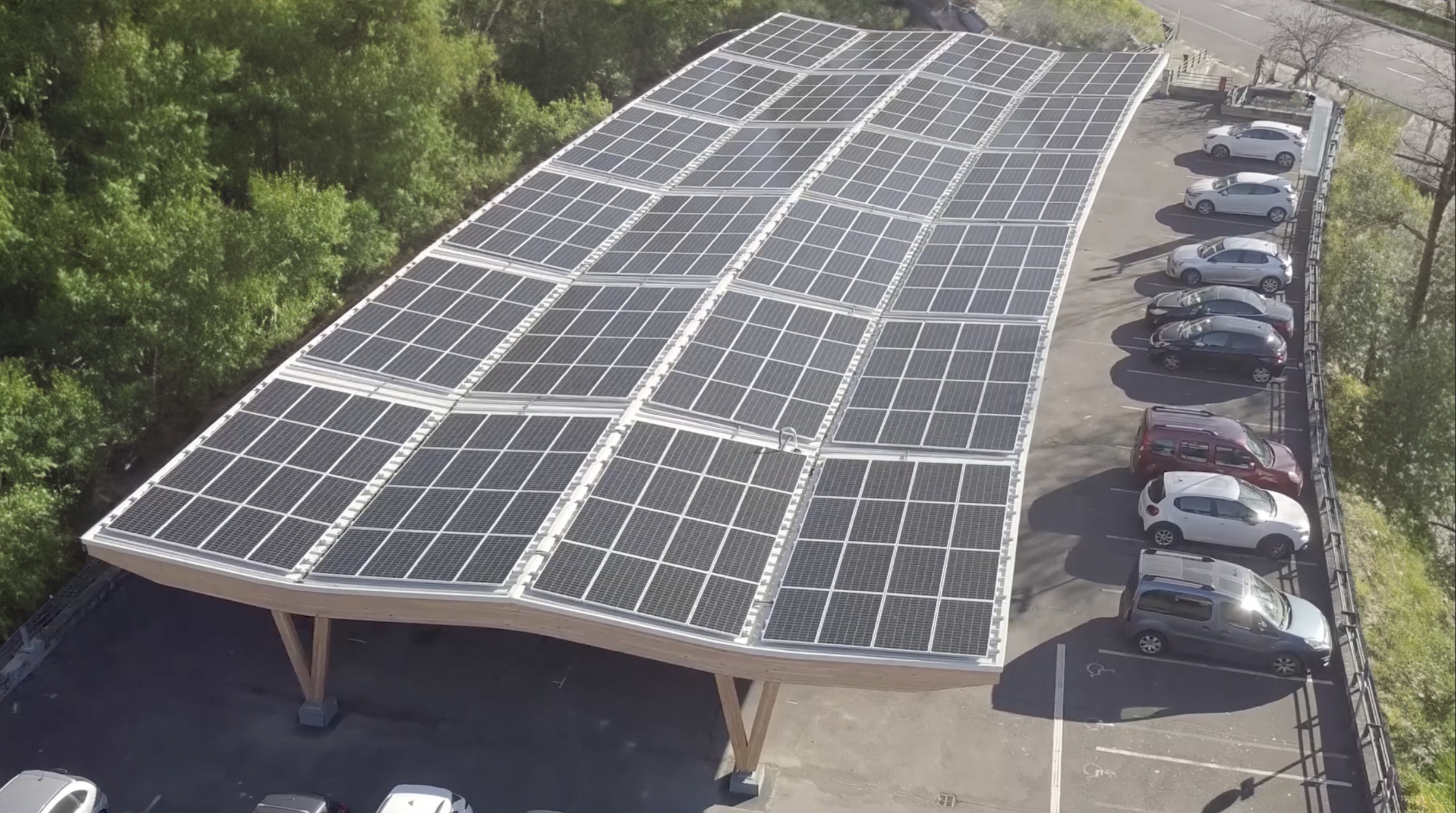  Recharge à l’énergie solaire pour les voitures électriques, mobilité verte et intégration énergétique 