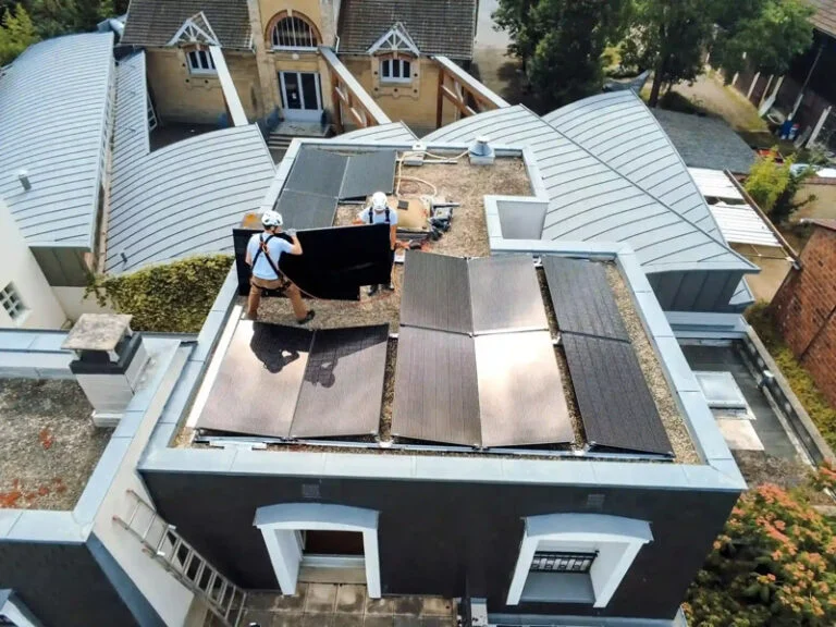 Installation de panneaux photovoltaïques Voltec Solar sur toiture