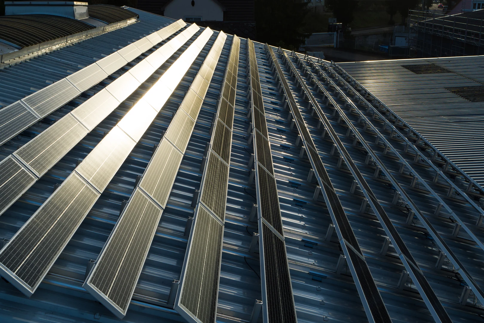 Panneaux photovoltaïques Voltec Solar installés sur une toiture industrielle